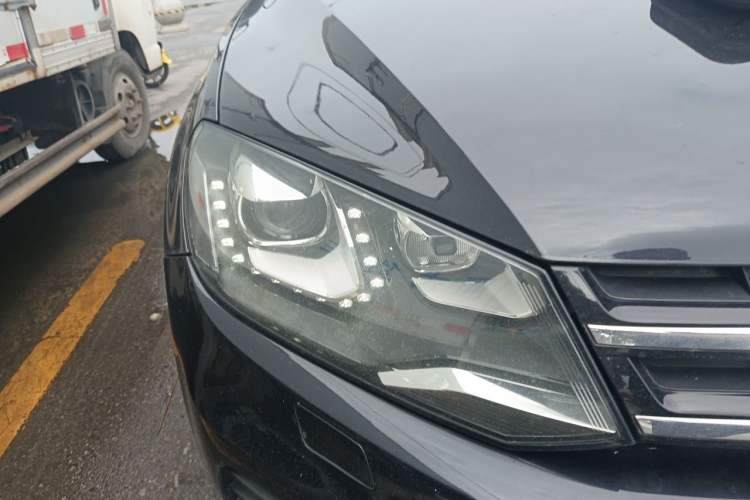 Used Volkswagen Touareg 2014 3.0 TSI New Edition Right Front Headlight