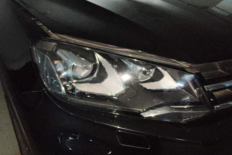 Used Volkswagen Touareg 2014 3.0 TSI New Edition Right Front Headlight