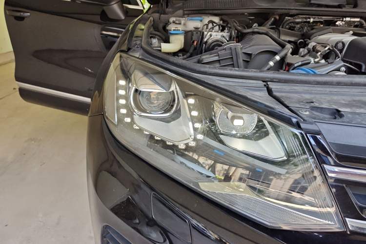 Used Volkswagen Touareg 2014 3.0 TSI New Edition Right Front Headlight