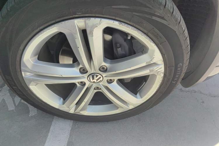 Used Volkswagen Touareg  Right Front Wheel Hub