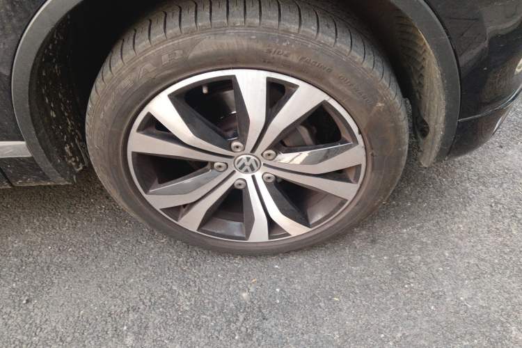 Used Volkswagen Touareg  Right Front Wheel Hub