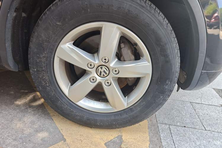 Used Volkswagen Touareg 2014 3.0 TSI New Edition Right Front Wheel Hub