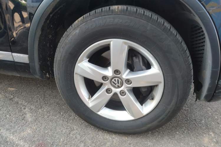Used Volkswagen Touareg  Right Front Wheel Hub