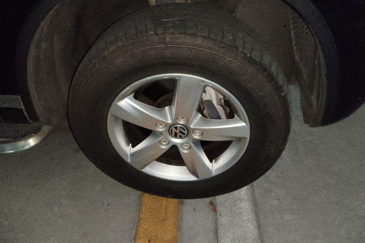 Used Volkswagen Touareg 2014 3.0 TSI New Edition Right Front Wheel Hub