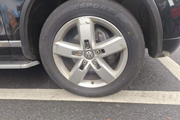 Used Volkswagen Touareg 2014 3.0 TSI Black Explorer Right Front Wheel Hub