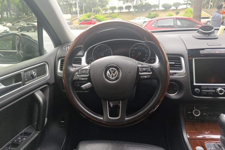 Used Volkswagen Touareg 2014 3.0 TSI Black Explorer Steering Wheel