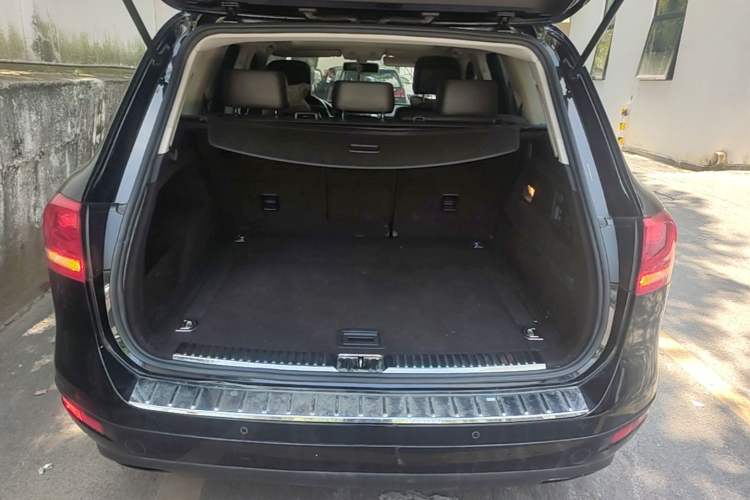 Used Volkswagen Touareg 2014 3.0 TSI New Edition Trunk