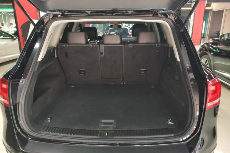 Used Volkswagen Touareg 2014 3.0 TSI New Edition Trunk
