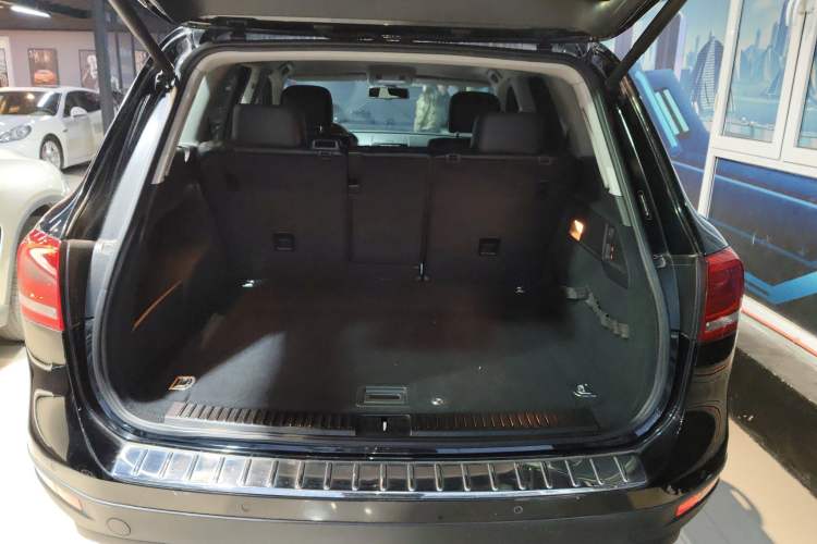 Used Volkswagen Touareg 2014 3.0 TSI New Edition Trunk