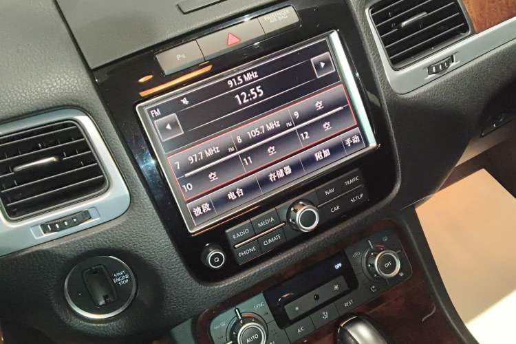 Used Volkswagen Touareg 2014 3.0 TSI New Edition Audio And AC Panel