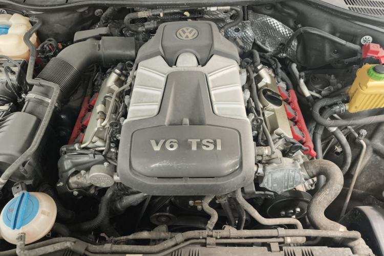 Used Volkswagen Touareg 2014 3.0 TSI New Edition Engine Bay