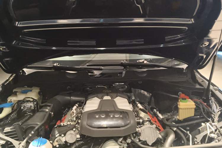 Used Volkswagen Touareg 2014 3.0 TSI New Edition Engine Bay