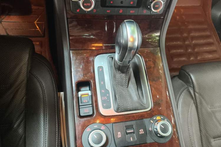 Used Volkswagen Touareg 2014 3.0 TSI New Edition Gear Lever