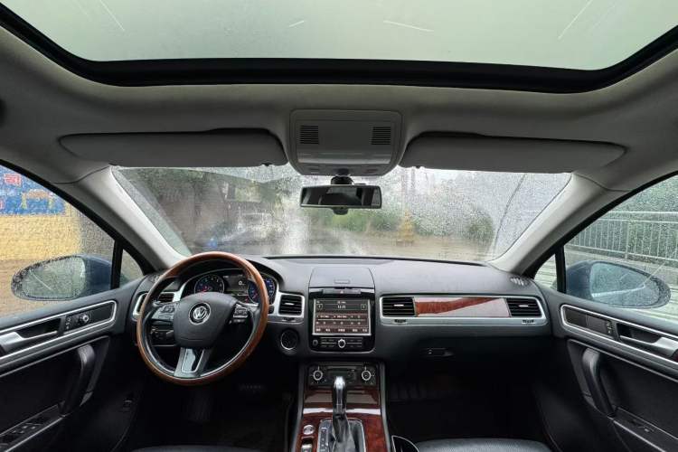 Used Volkswagen Touareg 2014 3.0 TSI New Edition Interior 2