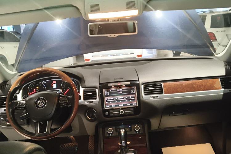 Used Volkswagen Touareg 2014 3.0 TSI New Edition Interior 2