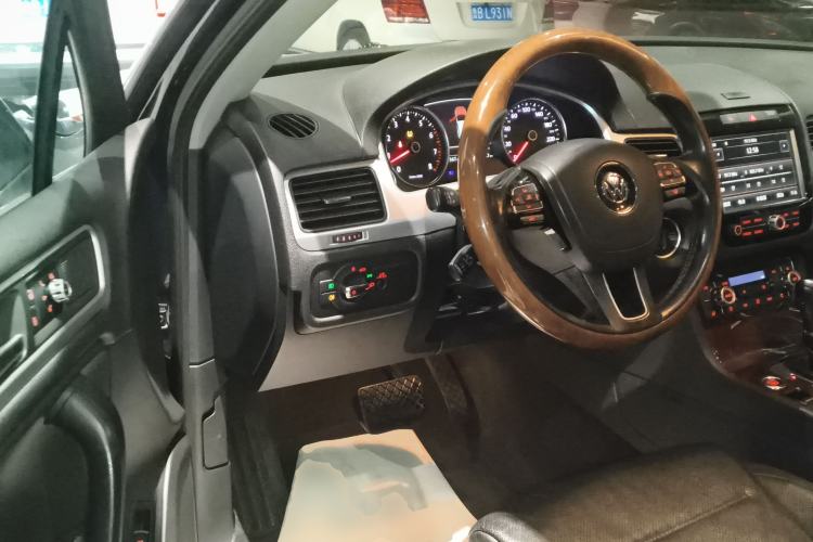 Used Volkswagen Touareg 2014 3.0 TSI New Edition Interior 3