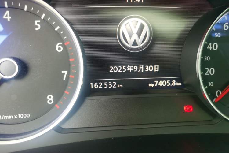 Used Volkswagen Touareg 2014 3.0 TSI New Edition Odometer Close Up