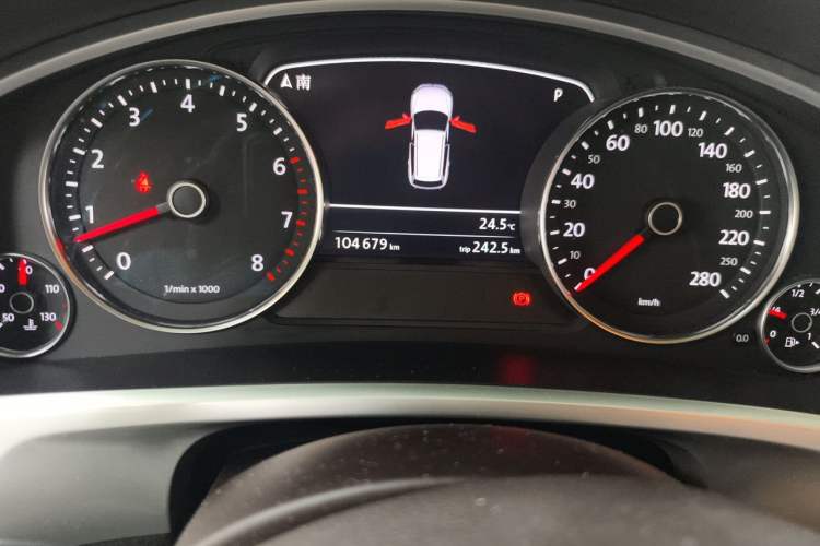 Used Volkswagen Touareg 2014 3.0 TSI New Edition Odometer Close Up