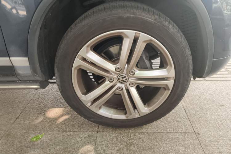 Used Volkswagen Touareg 2014 3.0 TSI New Edition Right Front Wheel Hub