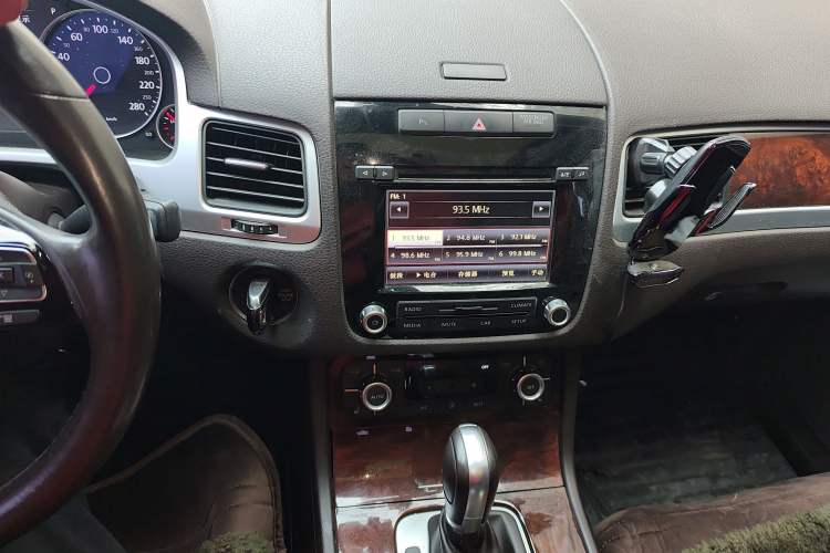 Used Volkswagen Touareg 2014 3.0 TSI New Edition Audio And AC Panel