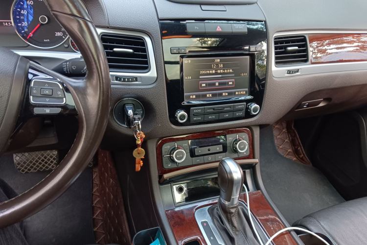 Used Volkswagen Touareg 2014 3.0 TSI New Edition Audio And AC Panel
