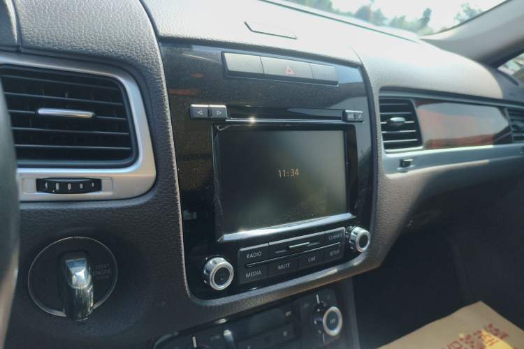 Used Volkswagen Touareg 2014 3.0 TSI New Edition Audio And AC Panel