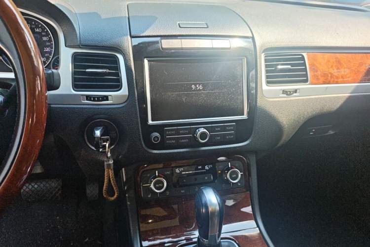 Used Volkswagen Touareg 2014 3.0 TSI New Edition Audio And AC Panel