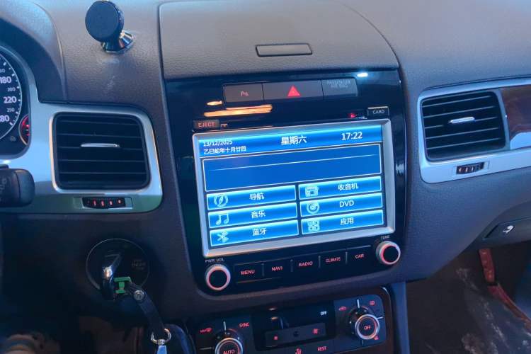Used Volkswagen Touareg 2014 3.0 TSI New Edition Audio And AC Panel