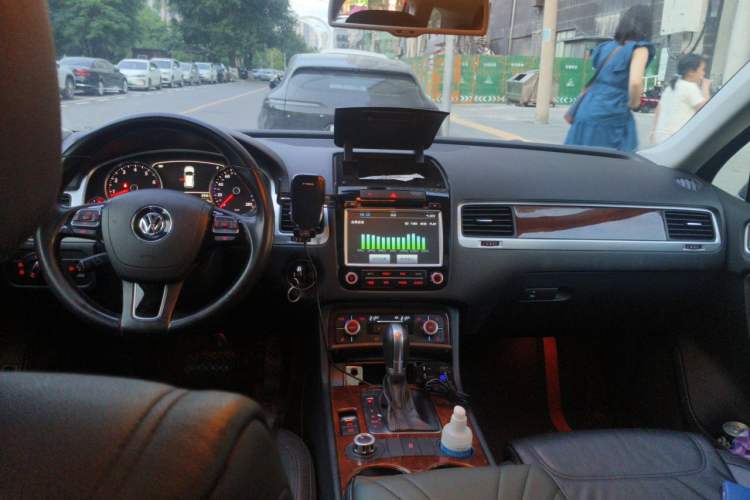 Used Volkswagen Touareg 2014 3.0 TSI New Edition Center Console