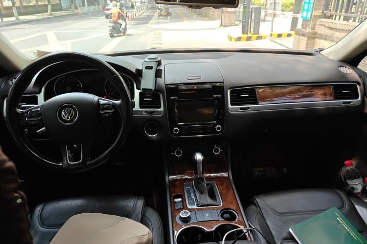 Used Volkswagen Touareg 2014 3.0 TSI New Edition Center Console