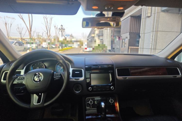 Used Volkswagen Touareg 2014 3.0 TSI New Edition Center Console
