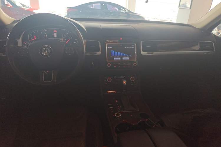 Used Volkswagen Touareg 2014 3.0 TSI New Edition Center Console