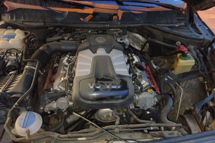 Used Volkswagen Touareg 2014 3.0 TSI New Edition Engine Bay