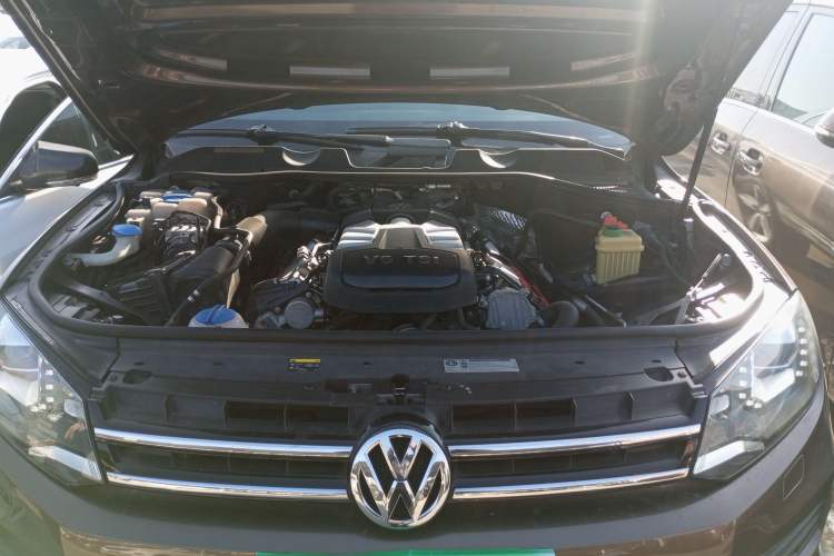 Used Volkswagen Touareg 2014 3.0 TSI New Edition Engine Bay