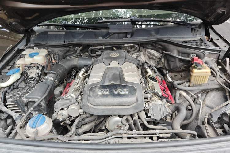 Used Volkswagen Touareg 2014 3.0 TSI New Edition Engine Bay