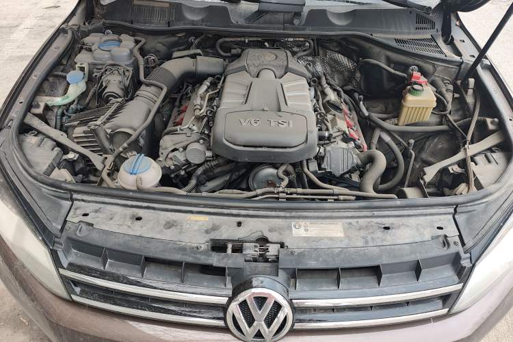 Used Volkswagen Touareg 2014 3.0 TSI New Edition Engine Bay
