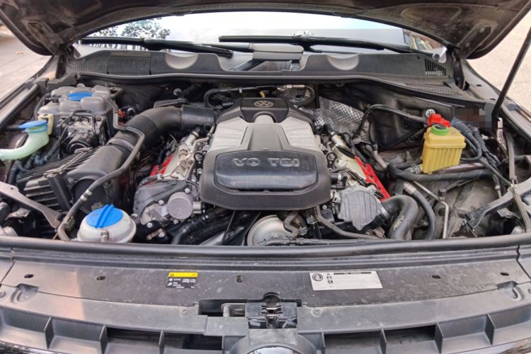 Used Volkswagen Touareg 2014 3.0 TSI New Edition Engine Bay