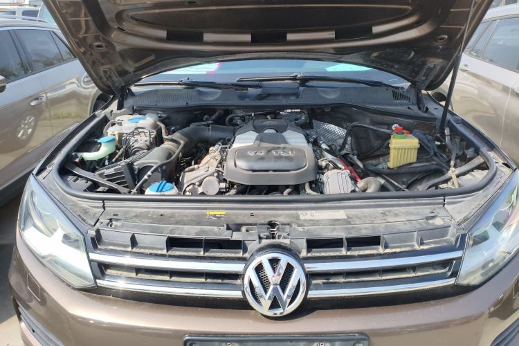 Used Volkswagen Touareg 2014 3.0 TSI New Edition Engine Bay