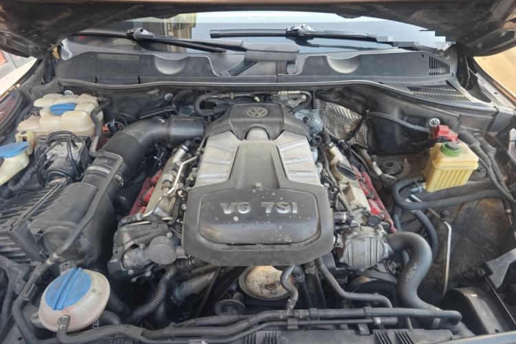 Used Volkswagen Touareg 2014 3.0 TSI New Edition Engine Bay