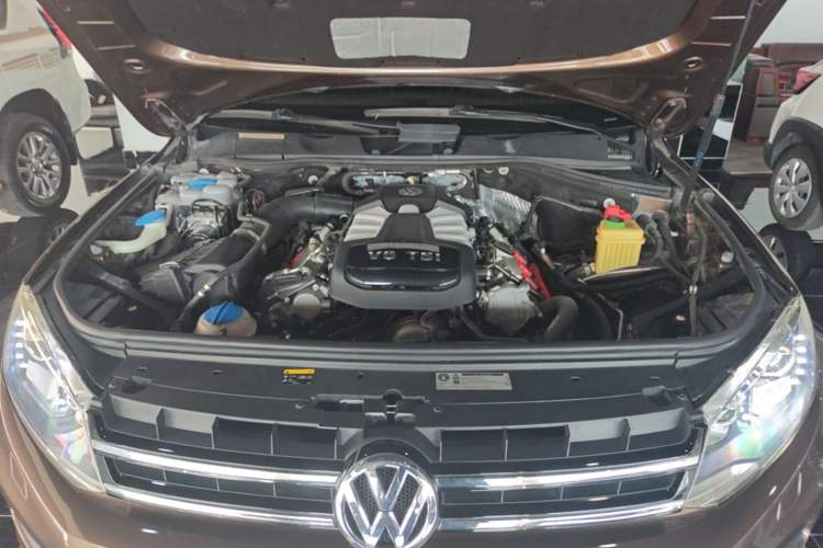 Used Volkswagen Touareg 2014 3.0 TSI New Edition Engine Bay