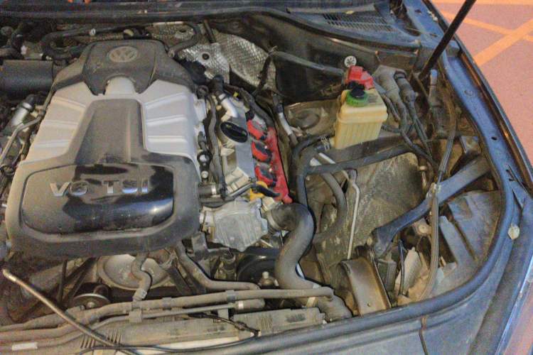 Used Volkswagen Touareg 2014 3.0 TSI New Edition Engine Bay Left