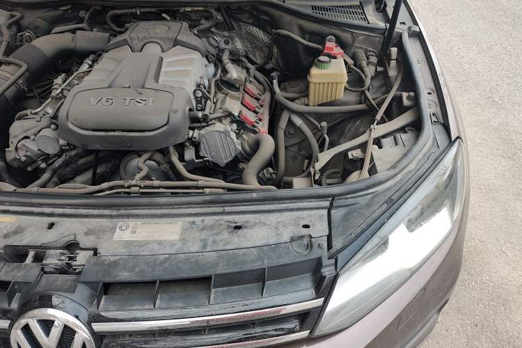 Used Volkswagen Touareg 2014 3.0 TSI New Edition Engine Bay Left