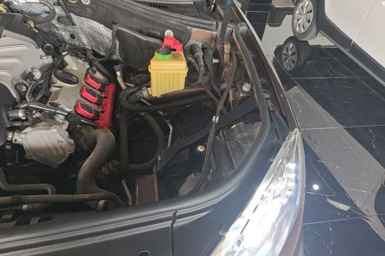 Used Volkswagen Touareg 2014 3.0 TSI New Edition Engine Bay Left