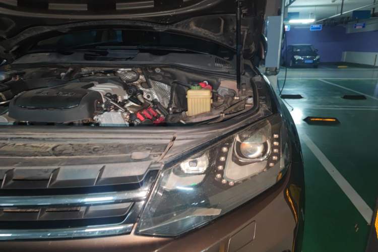 Used Volkswagen Touareg 2014 3.0 TSI New Edition Engine Bay Left
