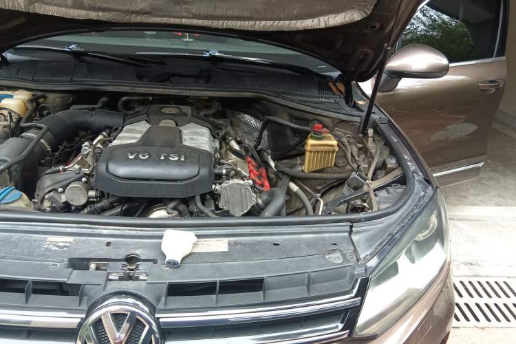 Used Volkswagen Touareg 2014 3.0 TSI New Edition Engine Bay Left