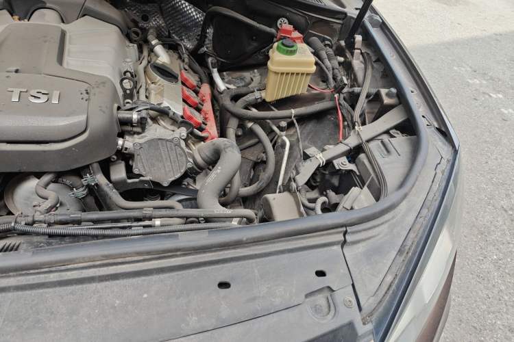 Used Volkswagen Touareg 2014 3.0 TSI New Edition Engine Bay Left