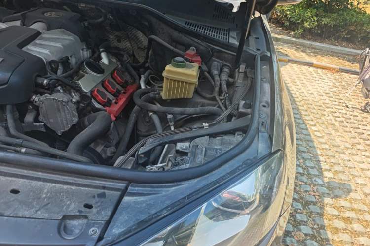 Used Volkswagen Touareg 2014 3.0 TSI New Edition Engine Bay Left