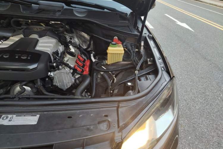 Used Volkswagen Touareg 2014 3.0 TSI New Edition Engine Bay Left