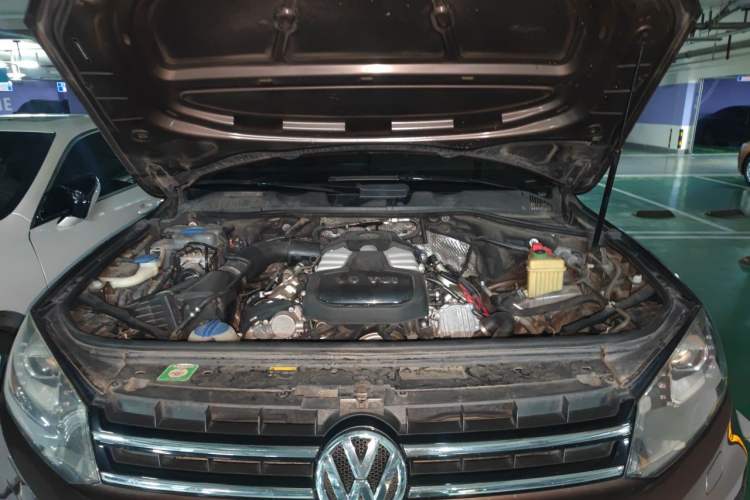 Used Volkswagen Touareg 2014 3.0 TSI New Edition Engine Bay