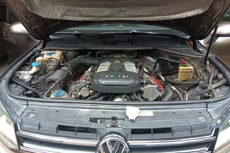 Used Volkswagen Touareg 2014 3.0 TSI New Edition Engine Bay